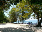 Golf von Phang Nag Seakayak  die Insel Lawa Noi Bäume und Strand im Hintergrund die Insel Phuket (TH)).